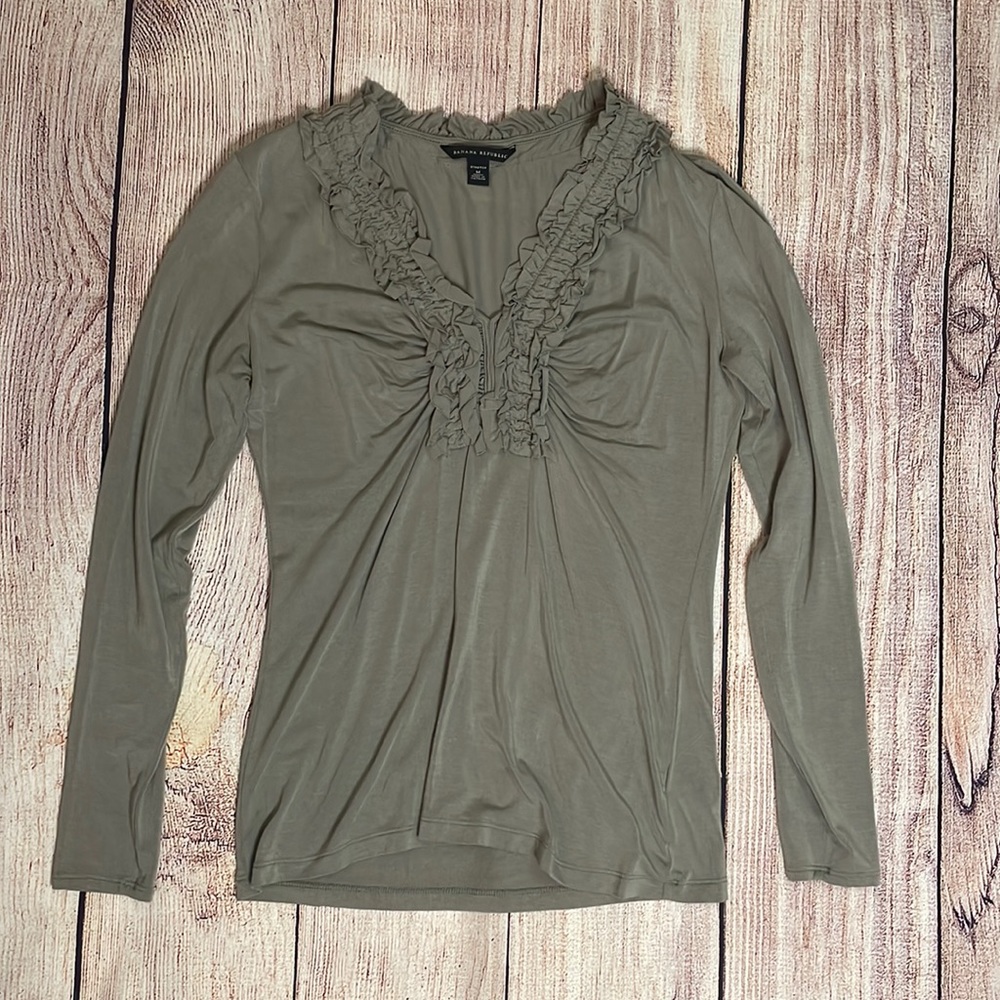 Banana Republic | size medium | long sleeve V-neck blouse